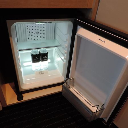 Hotel New Otani Oszaka Kültér fotó A mini-refrigerator in a hotel room