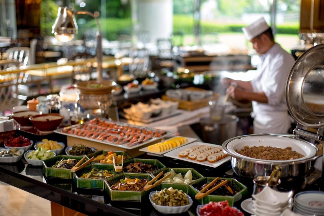Hotel New Otani Oszaka Kültér fotó A buffet at a hotel