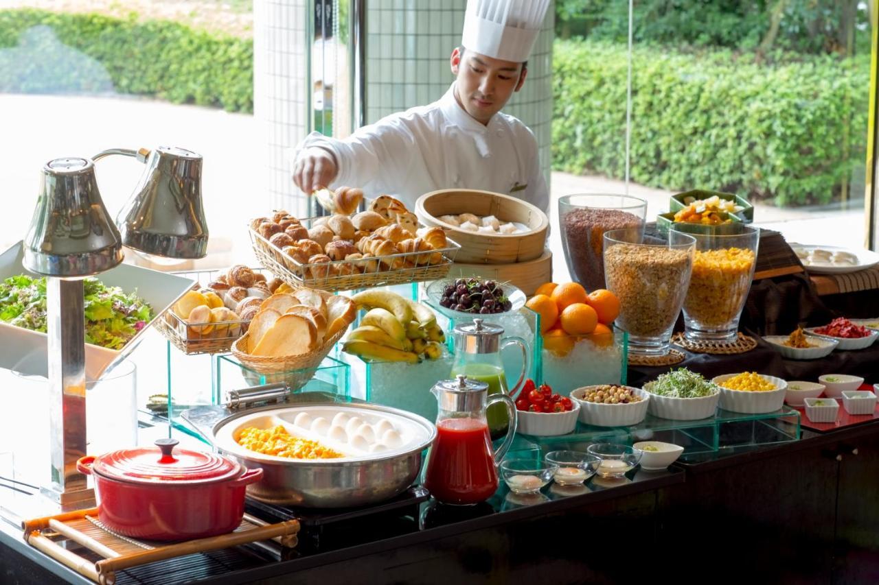 Hotel New Otani Oszaka Kültér fotó A breakfast buffet at a hotel