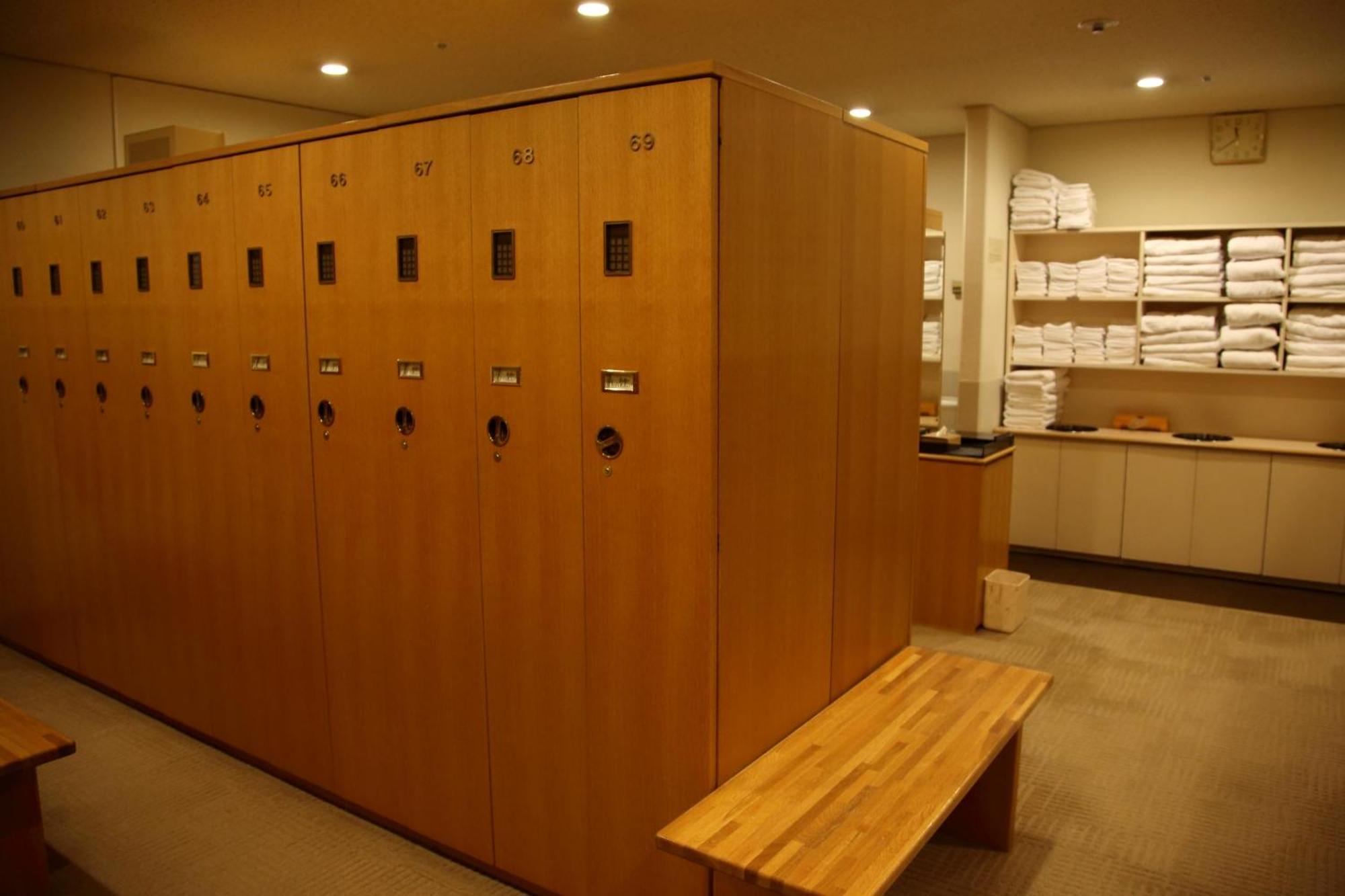 Hotel New Otani Oszaka Kültér fotó A locker room at a spa