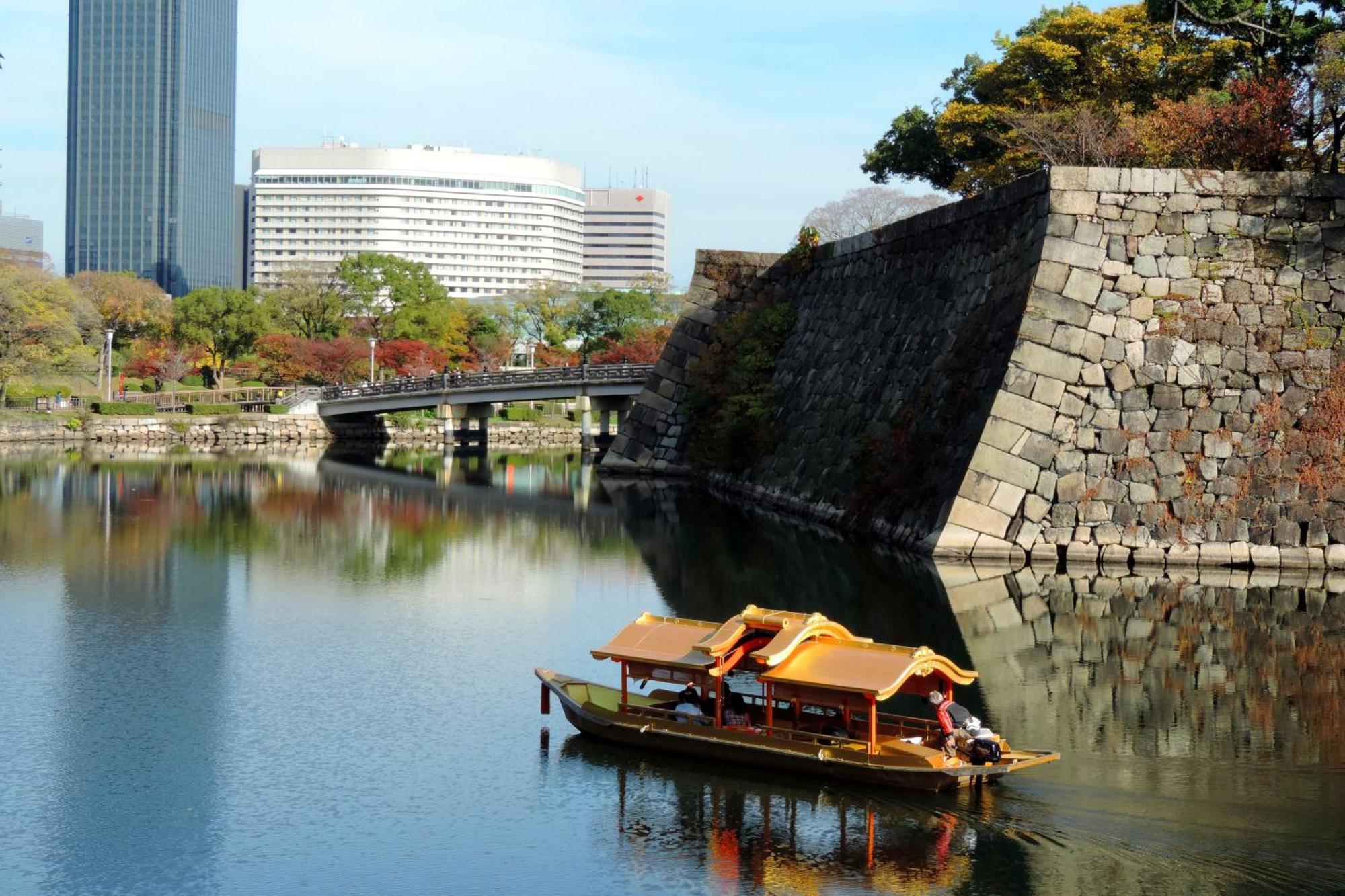 Hotel New Otani Oszaka Kültér fotó A traditional pleasure boat on the moat of Osaka Castle