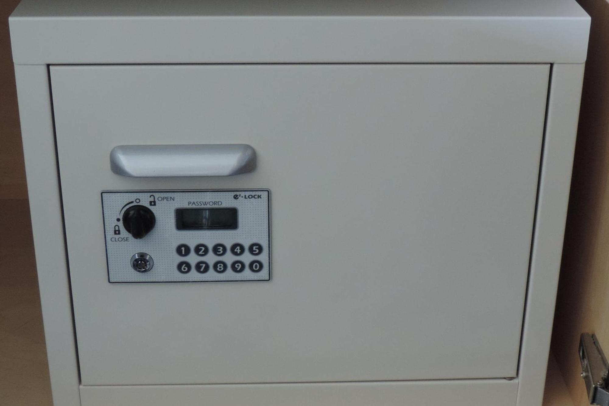 Hotel New Otani Oszaka Kültér fotó A safe