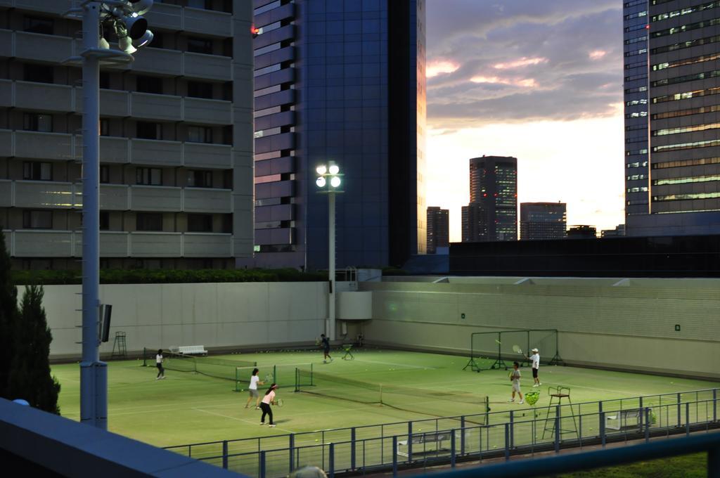 Hotel New Otani Oszaka Kültér fotó Tennis courts at night